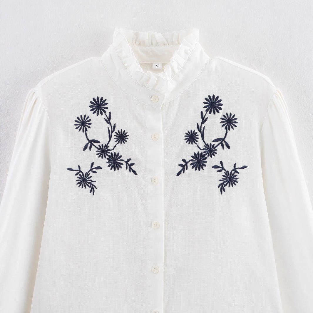 Dam blusigt överdel med florala broderidetaljer och voluminösa ärmar Mirla-Eva Jonsson