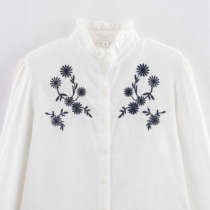 Dam blusigt överdel med florala broderidetaljer och voluminösa ärmar Mirla-Eva Jonsson
