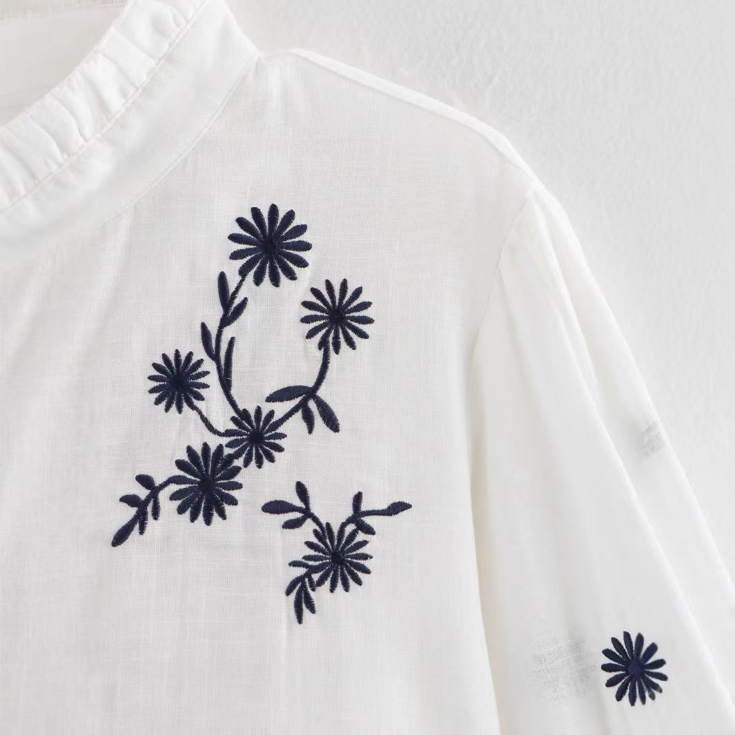 Dam blusigt överdel med florala broderidetaljer och voluminösa ärmar Mirla-Eva Jonsson