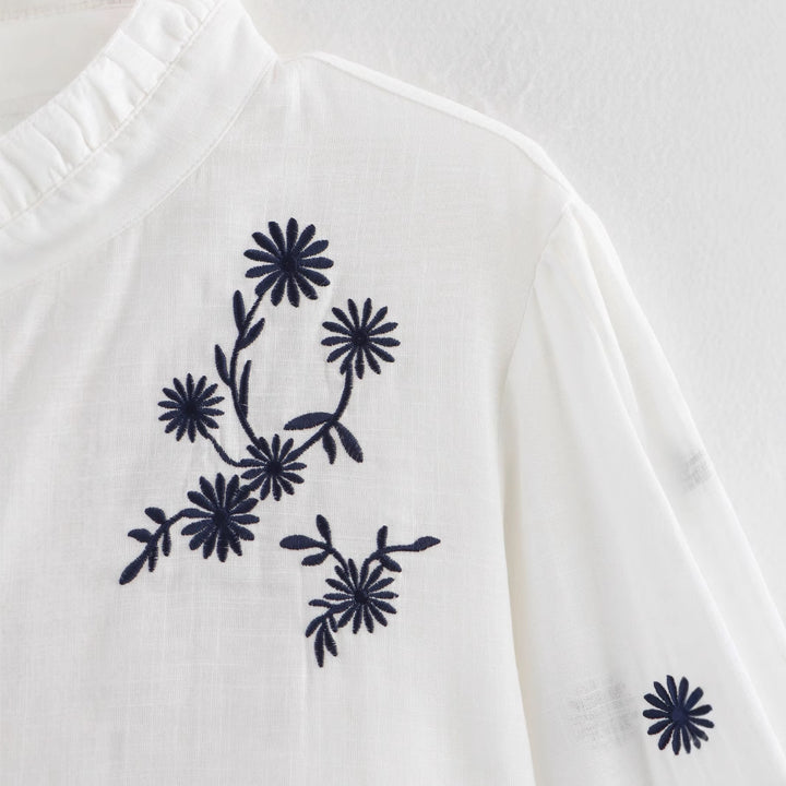 Dam blusigt överdel med florala broderidetaljer och voluminösa ärmar Mirla-Eva Jonsson