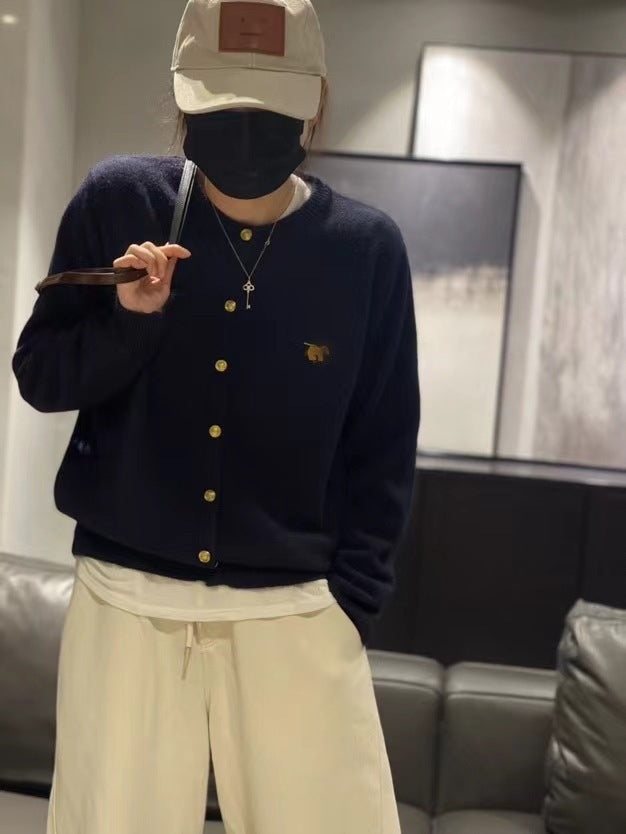 Dam cardigan med gyllene knappar och högkvalitativ materialstruktur Eva Jonsson-Eva Jonsson