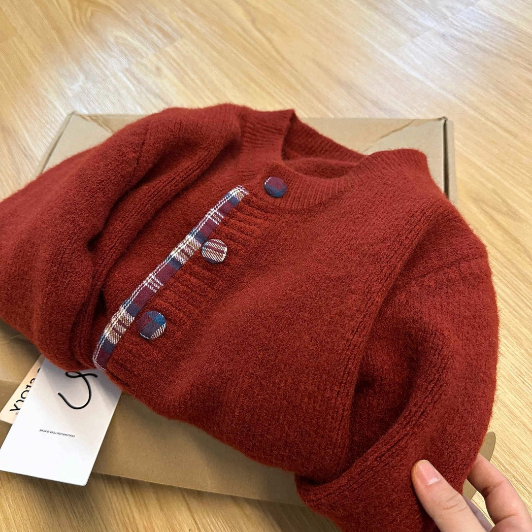 Dam cardigan med kreativ knappdesign och kontrasterande foder Mirla-Eva Jonsson