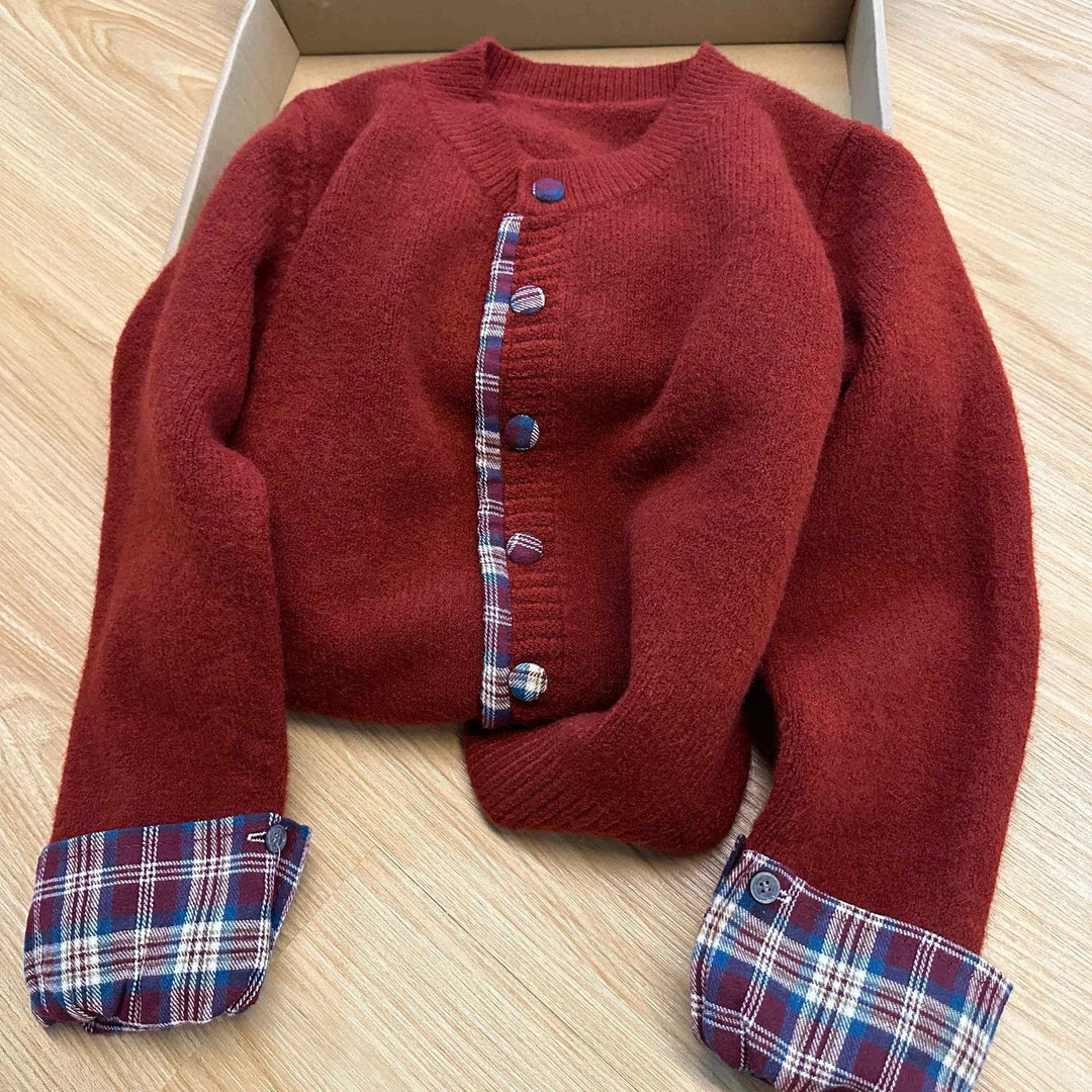 Dam cardigan med kreativ knappdesign och kontrasterande foder Mirla-Eva Jonsson