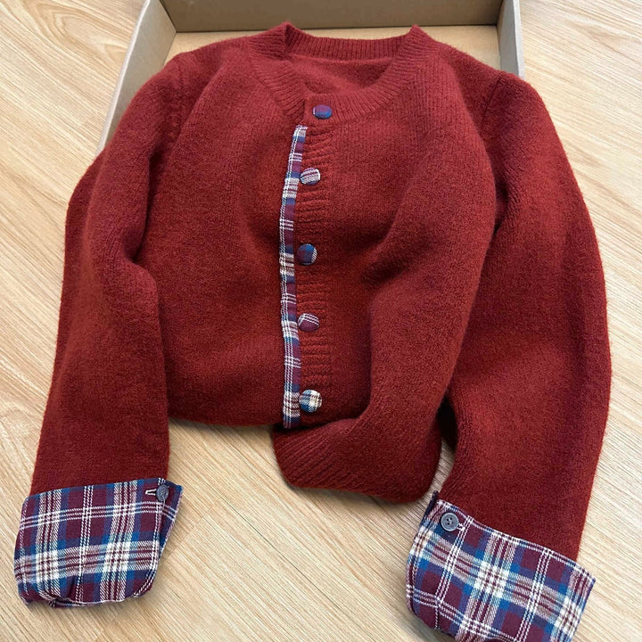 Dam cardigan med kreativ knappdesign och kontrasterande foder Mirla-Eva Jonsson