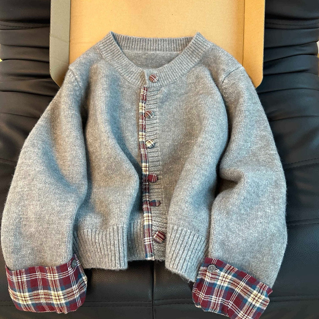 Dam cardigan med kreativ knappdesign och kontrasterande foder Mirla-Eva Jonsson