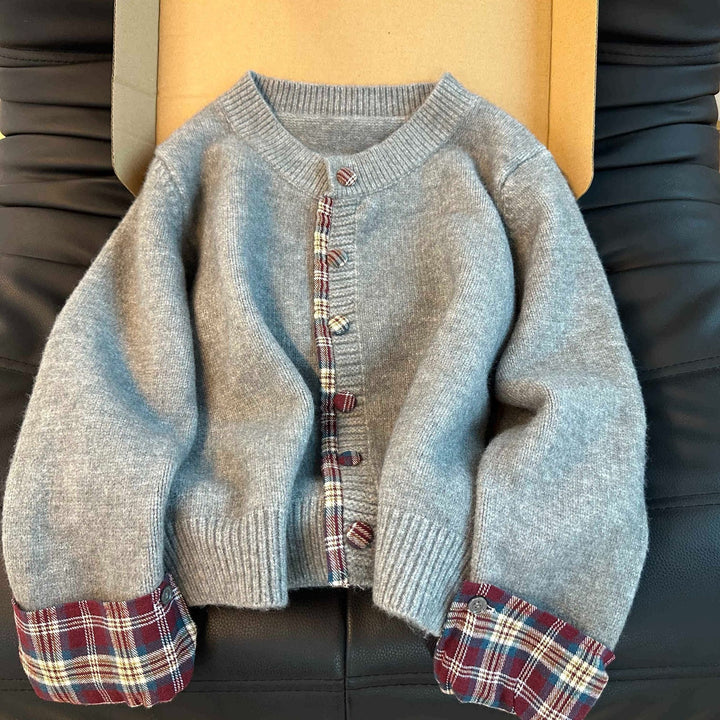 Dam cardigan med kreativ knappdesign och kontrasterande foder Mirla-Eva Jonsson