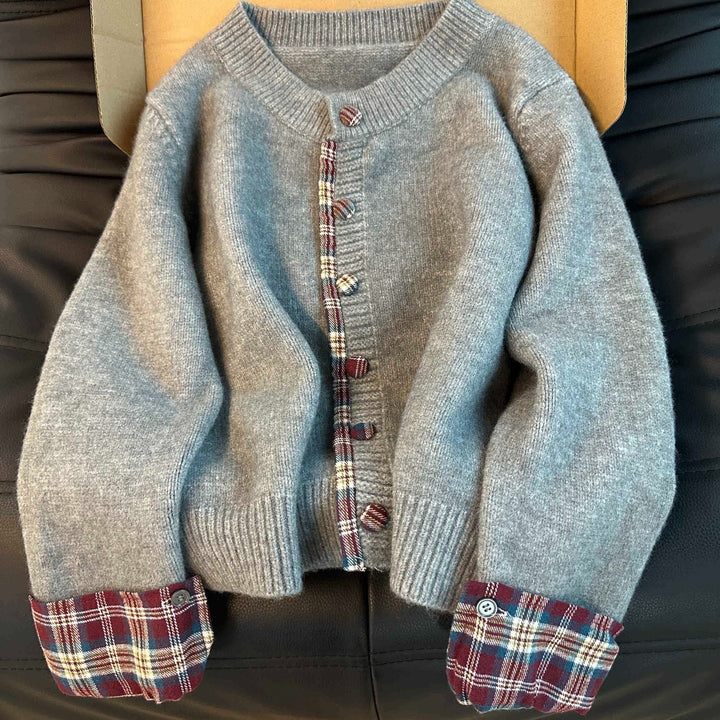 Dam cardigan med kreativ knappdesign och kontrasterande foder Mirla-Eva Jonsson