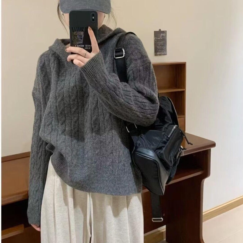 Dam chunky knit tröja med huva och texturerade ribbdetaljer Mirla-Eva Jonsson