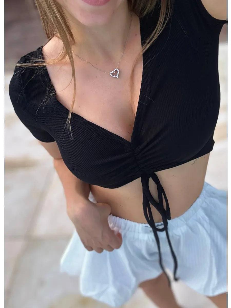 Dam crop top med modernt rynkelement och dragsko Mirla-Eva Jonsson