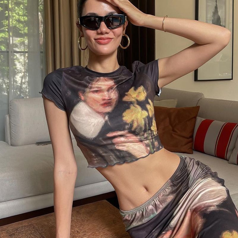 Dam cropped T-shirt med konstnärlig tryck och figurnära passform Mirla-Eva Jonsson