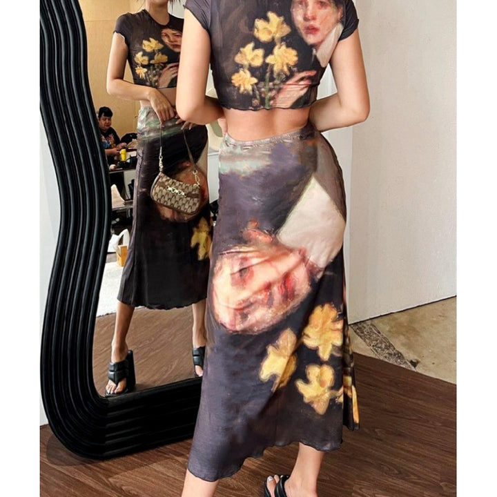 Dam cropped T-shirt med konstnärlig tryck och figurnära passform Mirla-Eva Jonsson