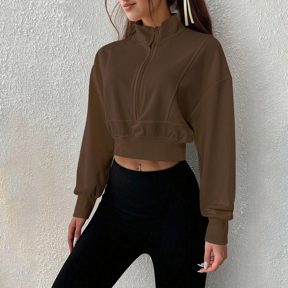 Dam cropped sweatshirt med hög krage dragkedja och gjord av mjukt material Mirla-Eva Jonsson