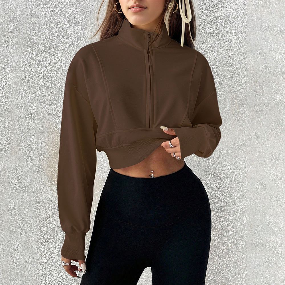 Dam cropped sweatshirt med hög krage dragkedja och gjord av mjukt material Mirla-Eva Jonsson