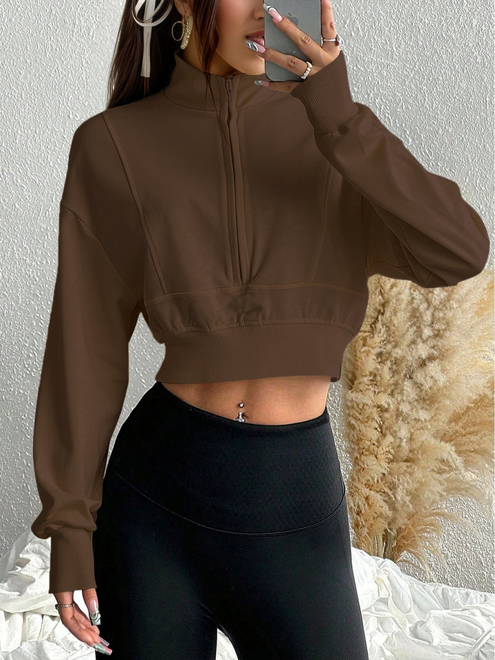 Dam cropped sweatshirt med hög krage dragkedja och gjord av mjukt material Mirla-Eva Jonsson