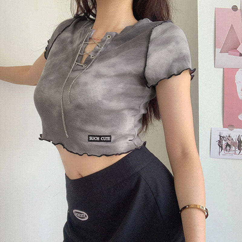 Dam cropped topp med moderiktig snördesign och avslappnad fåll Mirla-Eva Jonsson
