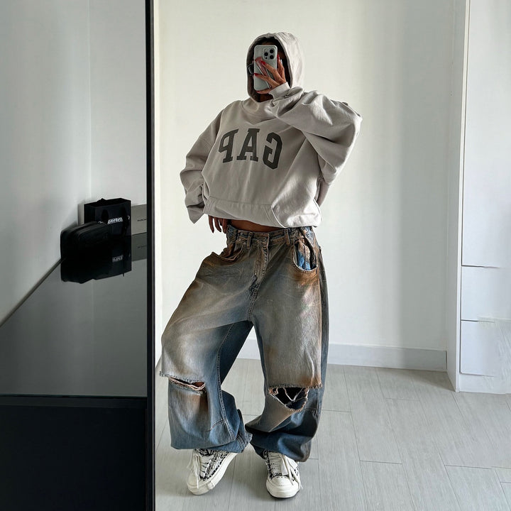 Dam dam baggy jeans med åldrad design och kreativa förstörda detaljer Mirla-Eva Jonsson