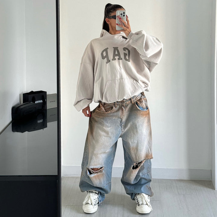 Dam dam baggy jeans med åldrad design och kreativa förstörda detaljer Mirla-Eva Jonsson