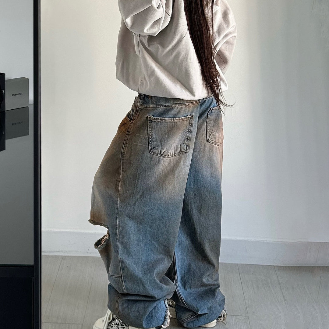 Dam dam baggy jeans med åldrad design och kreativa förstörda detaljer Mirla-Eva Jonsson