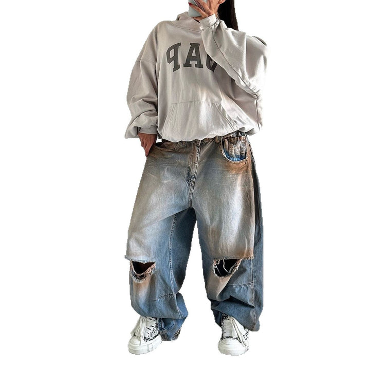 Dam dam baggy jeans med åldrad design och kreativa förstörda detaljer Mirla-Eva Jonsson