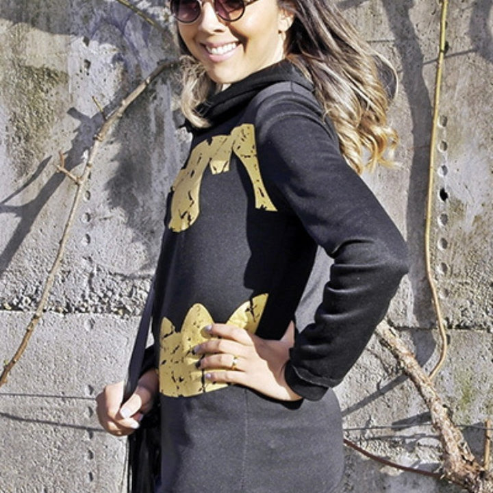 Dam damhuva med fladdermus-symbol och avslappnad skärning Eva Jonsson-Eva Jonsson