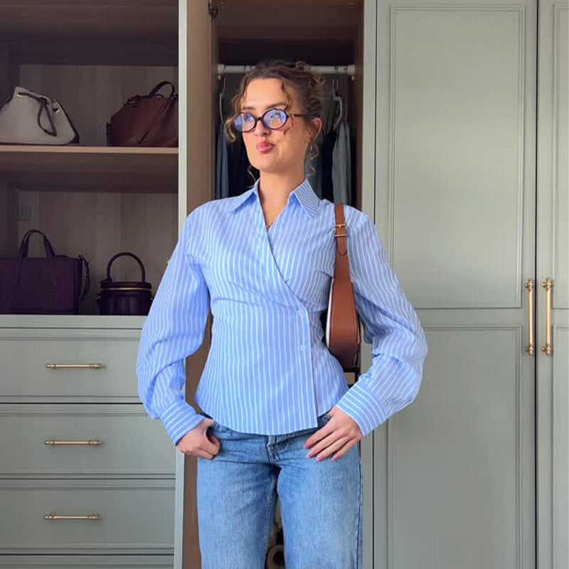 Dam elegant Wickelbluse med ett modernt randmönster Mirla-Eva Jonsson