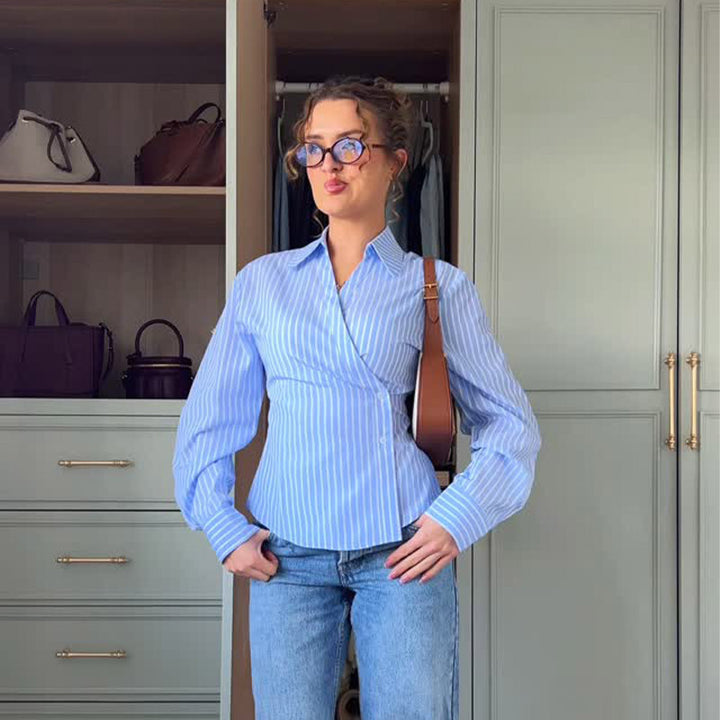 Dam elegant Wickelbluse med ett modernt randmönster Mirla-Eva Jonsson