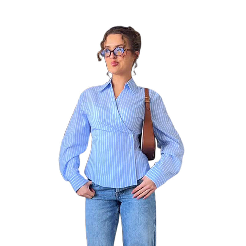 Dam elegant Wickelbluse med ett modernt randmönster Mirla-Eva Jonsson