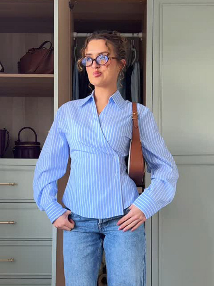Dam elegant Wickelbluse med ett modernt randmönster Mirla-Eva Jonsson