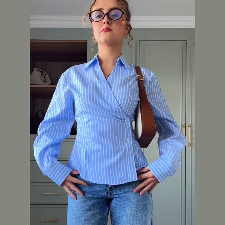 Dam elegant Wickelbluse med ett modernt randmönster Mirla-Eva Jonsson