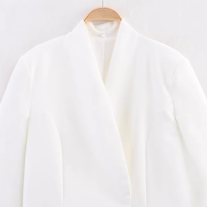 Dam elegant asymmetrisk blazerjacka med moderna detaljer Mirla-Eva Jonsson
