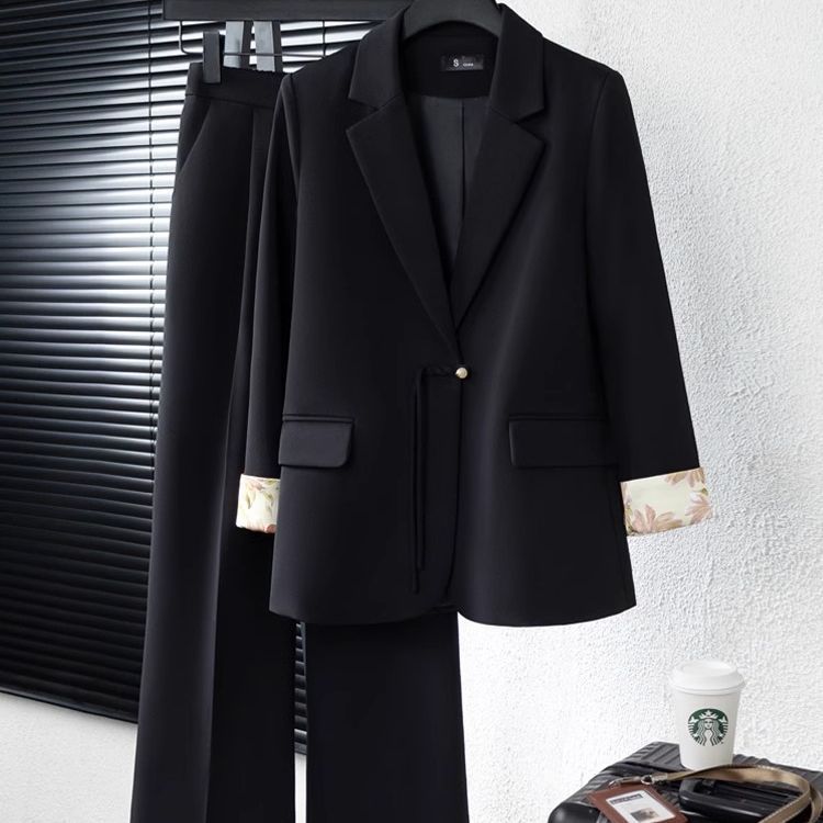 Dam elegant blazer ensemble med blommig foder Mirla-Eva Jonsson