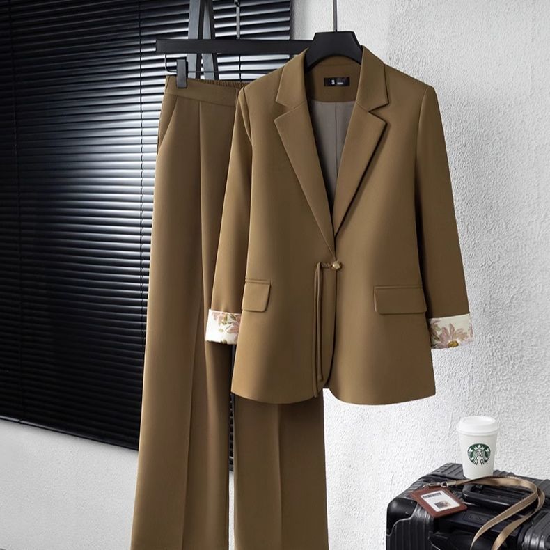 Dam elegant blazer ensemble med blommig foder Mirla-Eva Jonsson