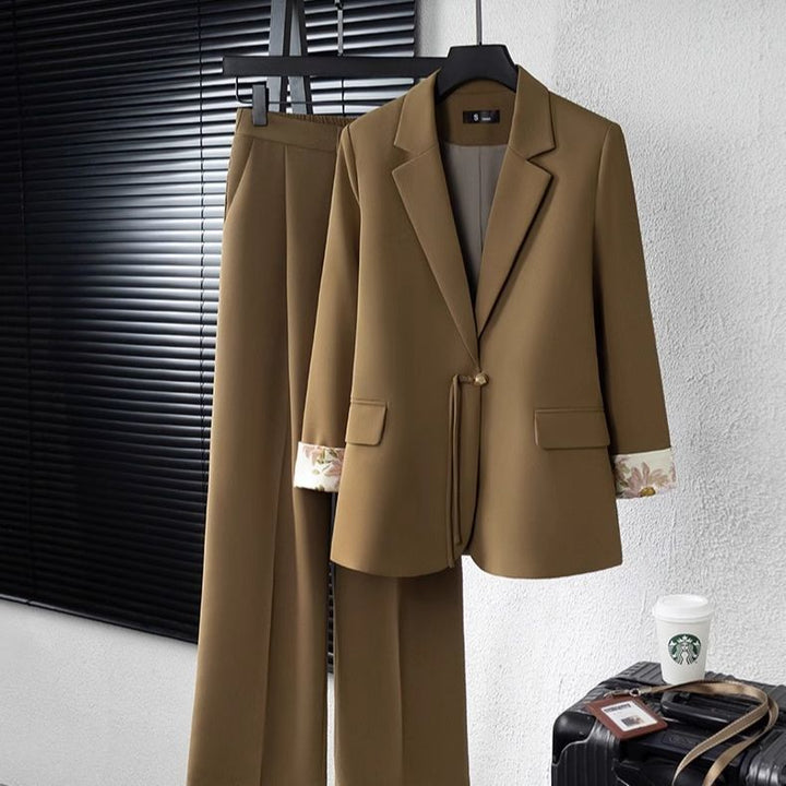 Dam elegant blazer ensemble med blommig foder Mirla-Eva Jonsson