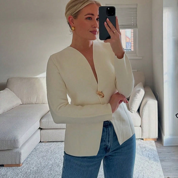 Dam elegant blazerjacka med asymmetrisk skärning och iögonfallande knapp Mirla-Eva Jonsson