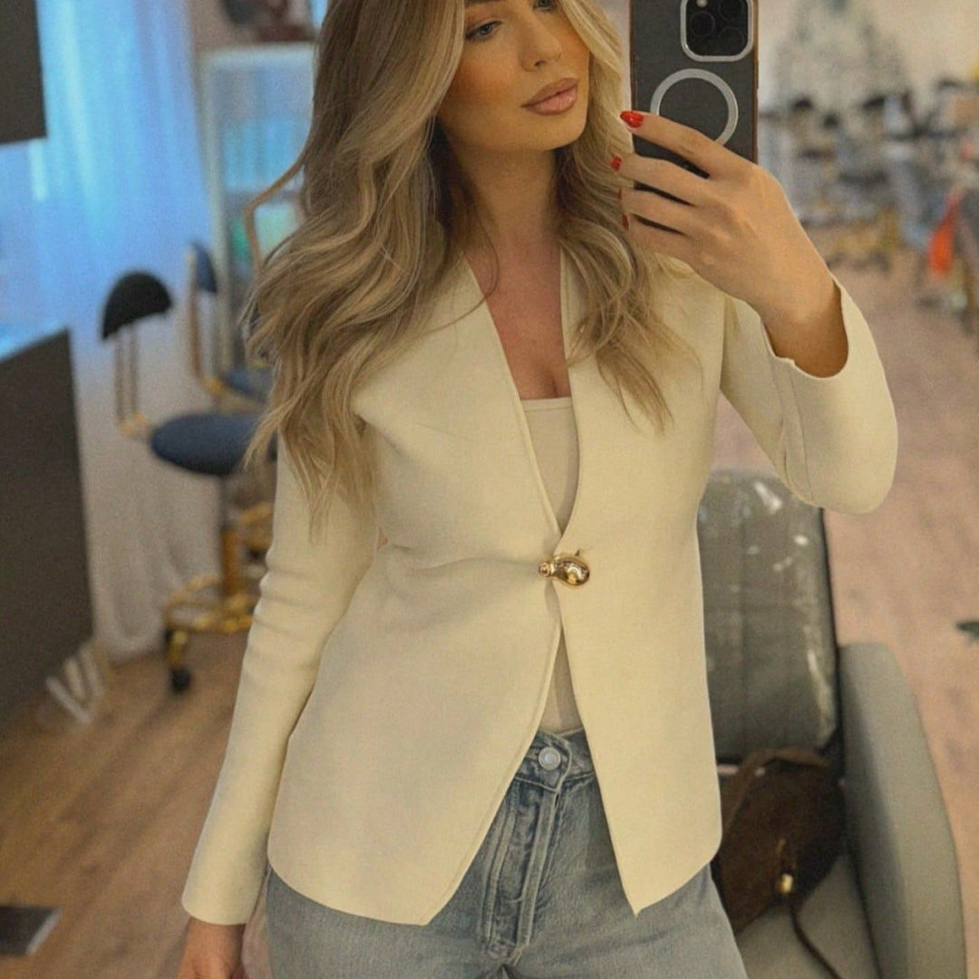 Dam elegant blazerjacka med asymmetrisk skärning och iögonfallande knapp Mirla-Eva Jonsson