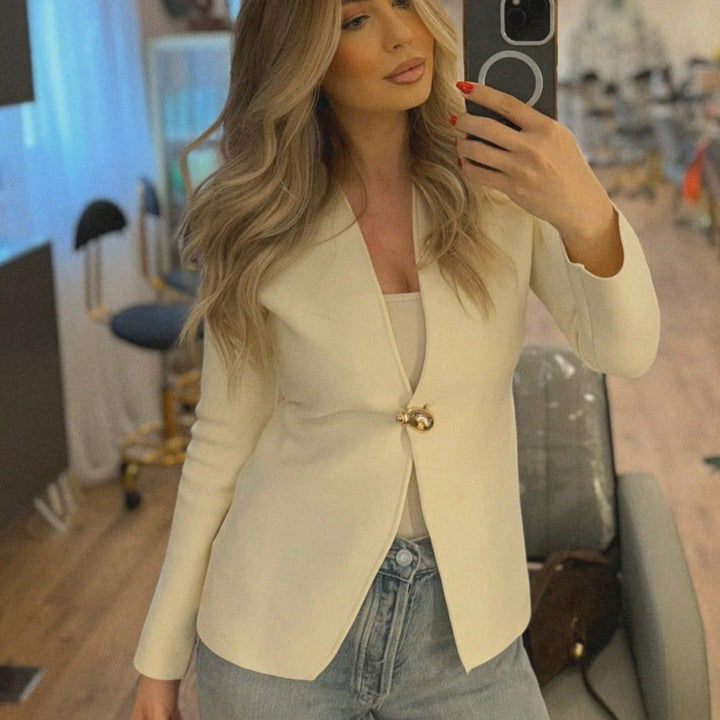 Dam elegant blazerjacka med asymmetrisk skärning och iögonfallande knapp Mirla-Eva Jonsson