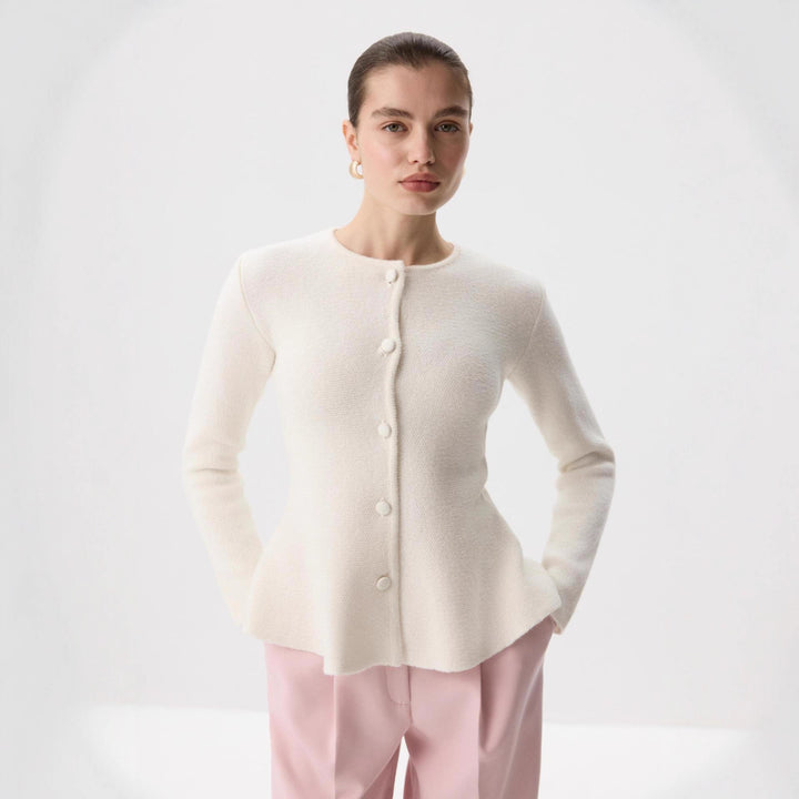 Dam elegant cardigan med texturerad design och figurnära passform Mirla-Eva Jonsson