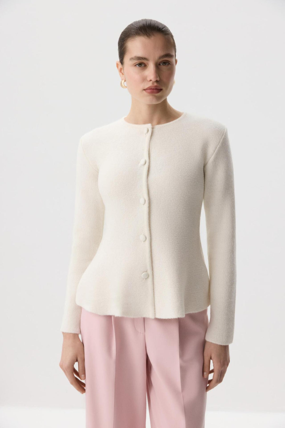 Dam elegant cardigan med texturerad design och figurnära passform Mirla-Eva Jonsson