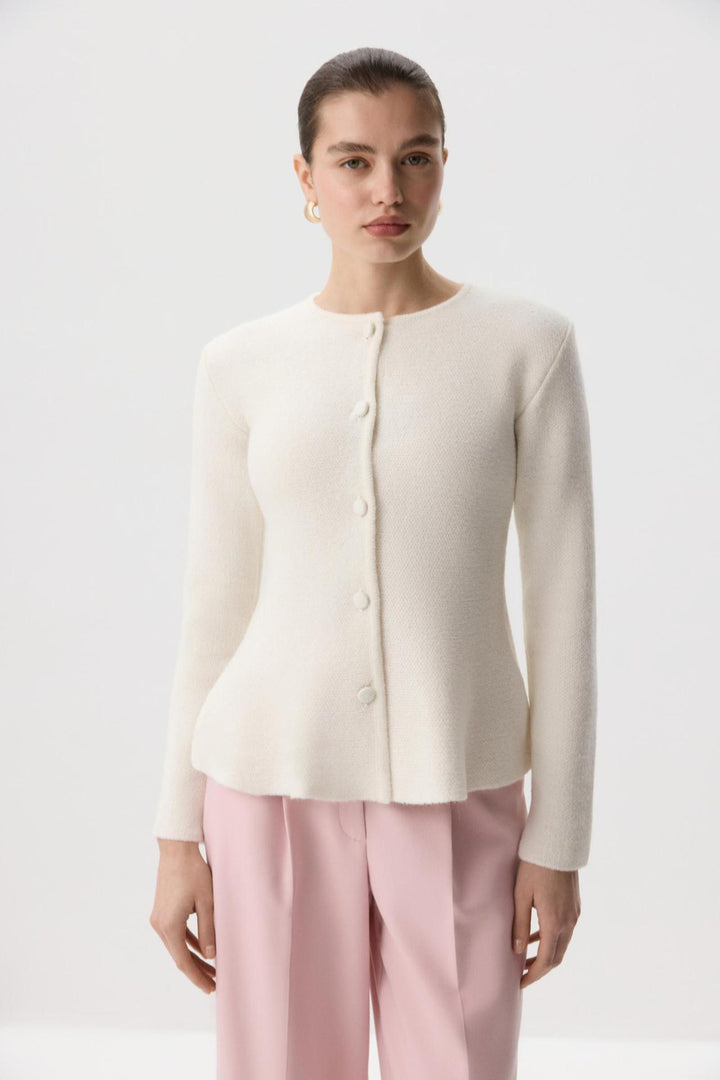Dam elegant cardigan med texturerad design och figurnära passform Mirla-Eva Jonsson