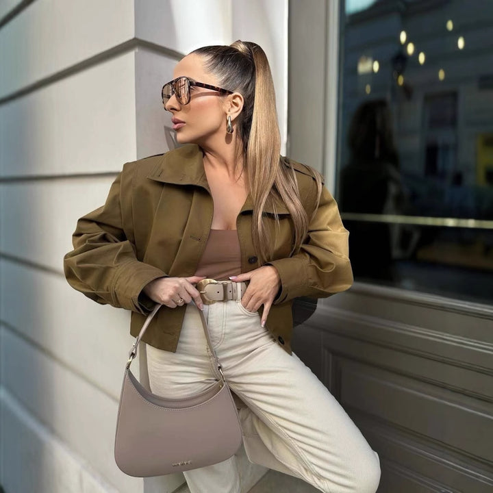 Dam elegant cropped jacka med sidofållar och praktiska knappar Mirla-Eva Jonsson