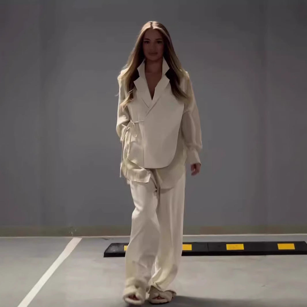 Dam elegant omlottjacka ensemble med djärvt snitt och praktiska fickor Mirla-Eva Jonsson