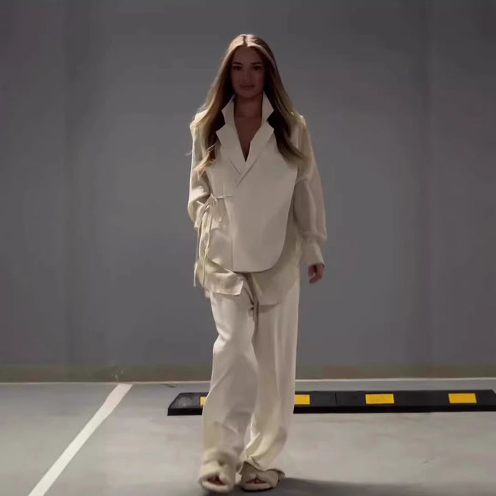 Dam elegant omlottjacka ensemble med djärvt snitt och praktiska fickor Mirla-Eva Jonsson
