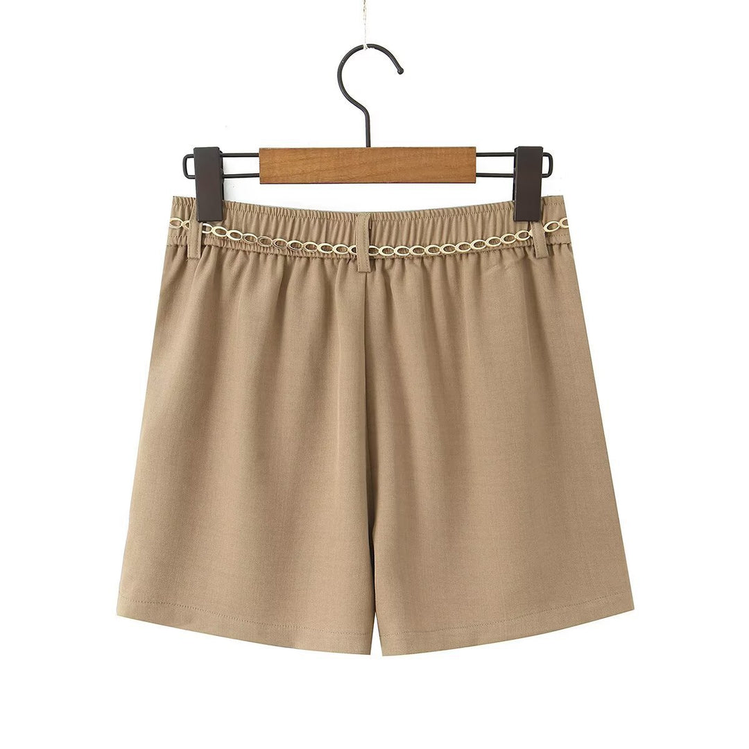 Dam elegant shorts med dekorativ kedja och fina veck Mirla-Eva Jonsson