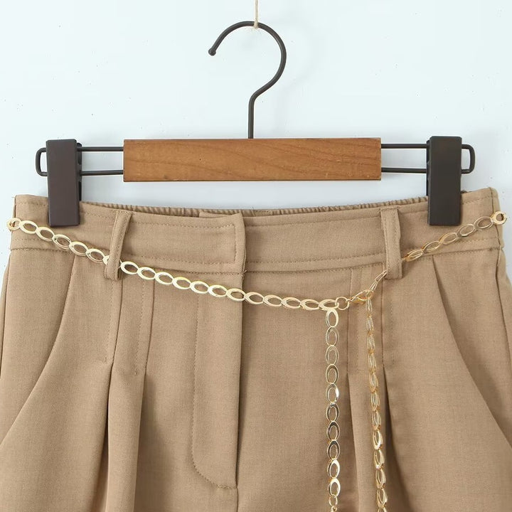 Dam elegant shorts med dekorativ kedja och fina veck Mirla-Eva Jonsson