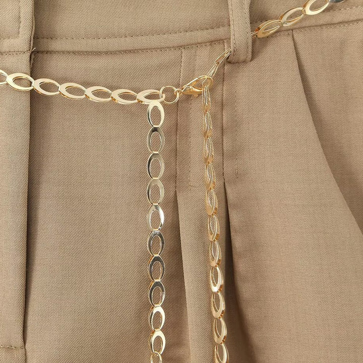Dam elegant shorts med dekorativ kedja och fina veck Mirla-Eva Jonsson