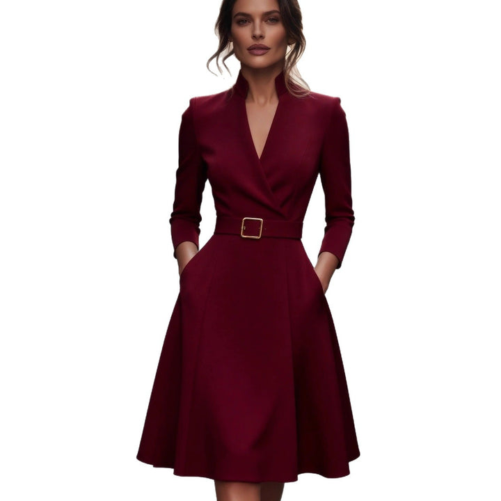 Dam elegant skuren omlottklänning med figursydd silhuett och dekorativt bälte Mirla-Eva Jonsson