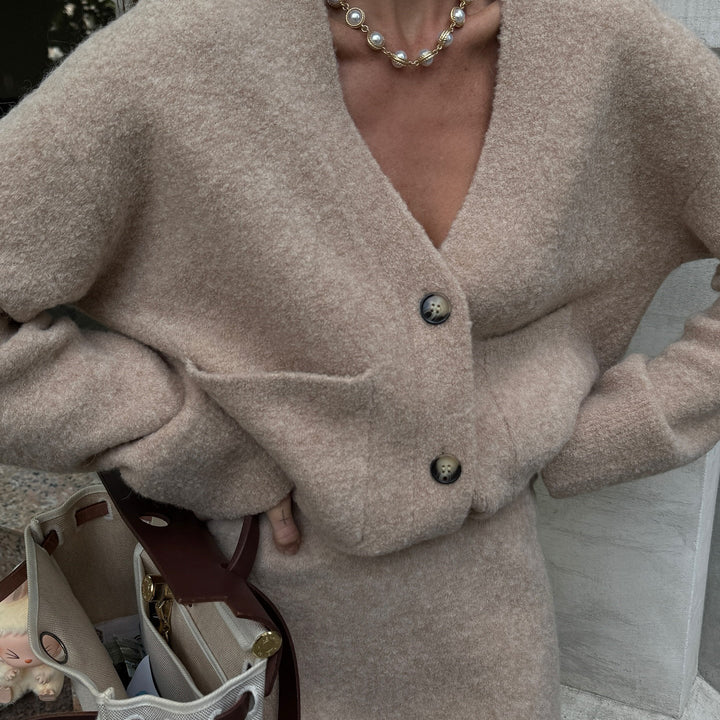 Dam elegant stickad ensemble med öppen cardigan och matchande kjol Mirla-Eva Jonsson