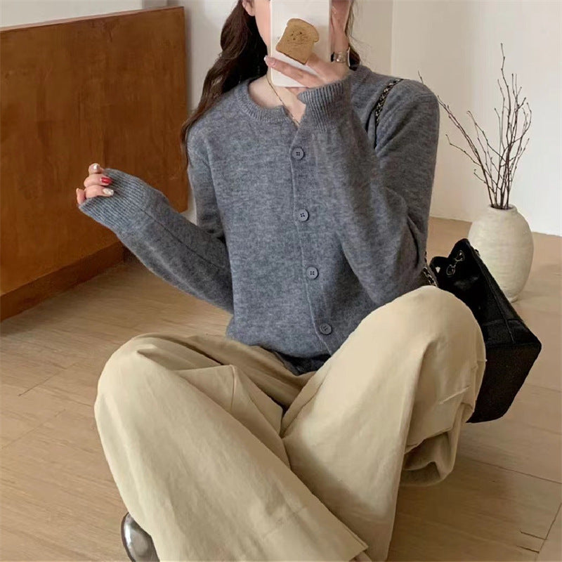 Dam elegant stickad jacka med fina knappar och rund halsringning Eva Jonsson-Eva Jonsson