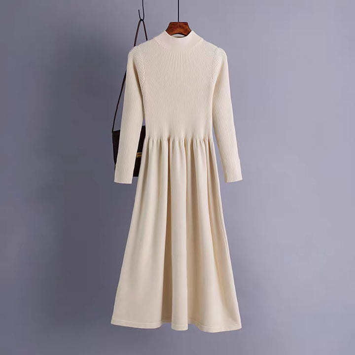 Dam elegant stickad klänning med hög krage och vid skärning Mirla-Eva Jonsson