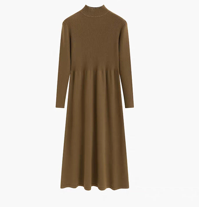 Dam elegant stickad klänning med hög krage och vid skärning Mirla-Eva Jonsson